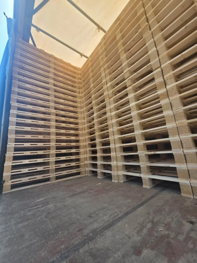Außenlager mit Palettenstapeln