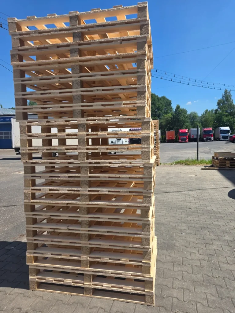 Betriebsgelände mit LKW und Palettenstapeln - Palettenhandel Krause